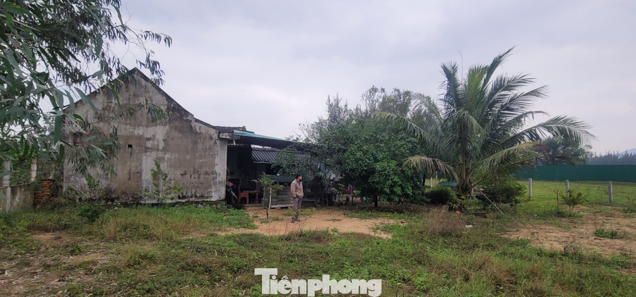 Một số hộ dân vẫn cố bám trụ, không bàn giao mặt bằng cho chủ đầu tư.