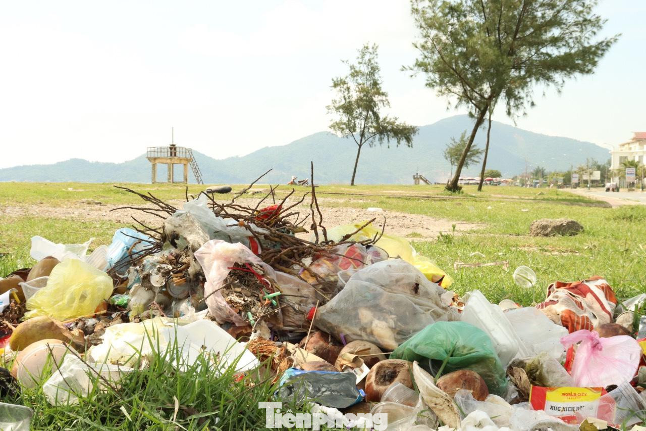 Đoạn đường ven biển cứ đi 50m sẽ dễ dàng bắt gặp một bãi rác to nằm ngay trên vỉa hè. Hầu hết đây đều là rác thải nhựa, túi ni lông, chai lọ.