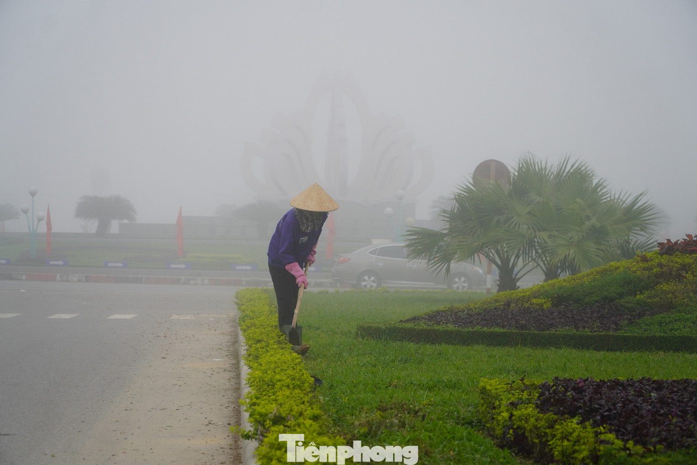 Làm việc trong làn sương mù dày đặc, những công dân đô thị phải đội mũ kín đầu để tránh bị ướt sương.