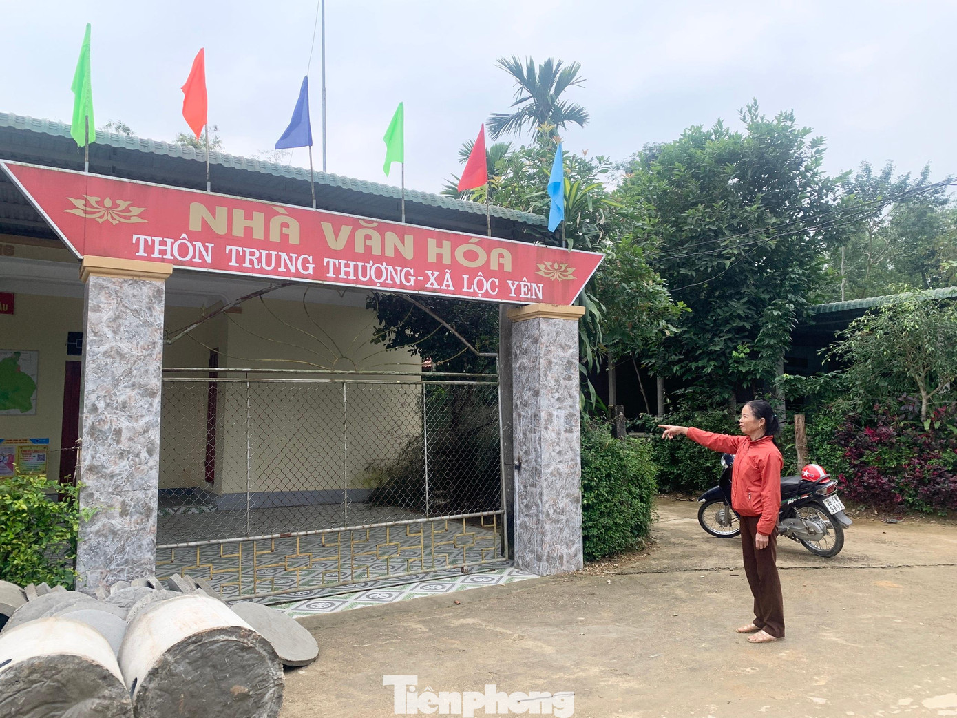 Nhà văn hoá thôn Trung Thượng lấy phần đất của gia đình ông Thuận để xây dựng. Nhà văn hoá thôn Trung Thượng lấy phần đất của gia đình ông Thuận để xây dựng.