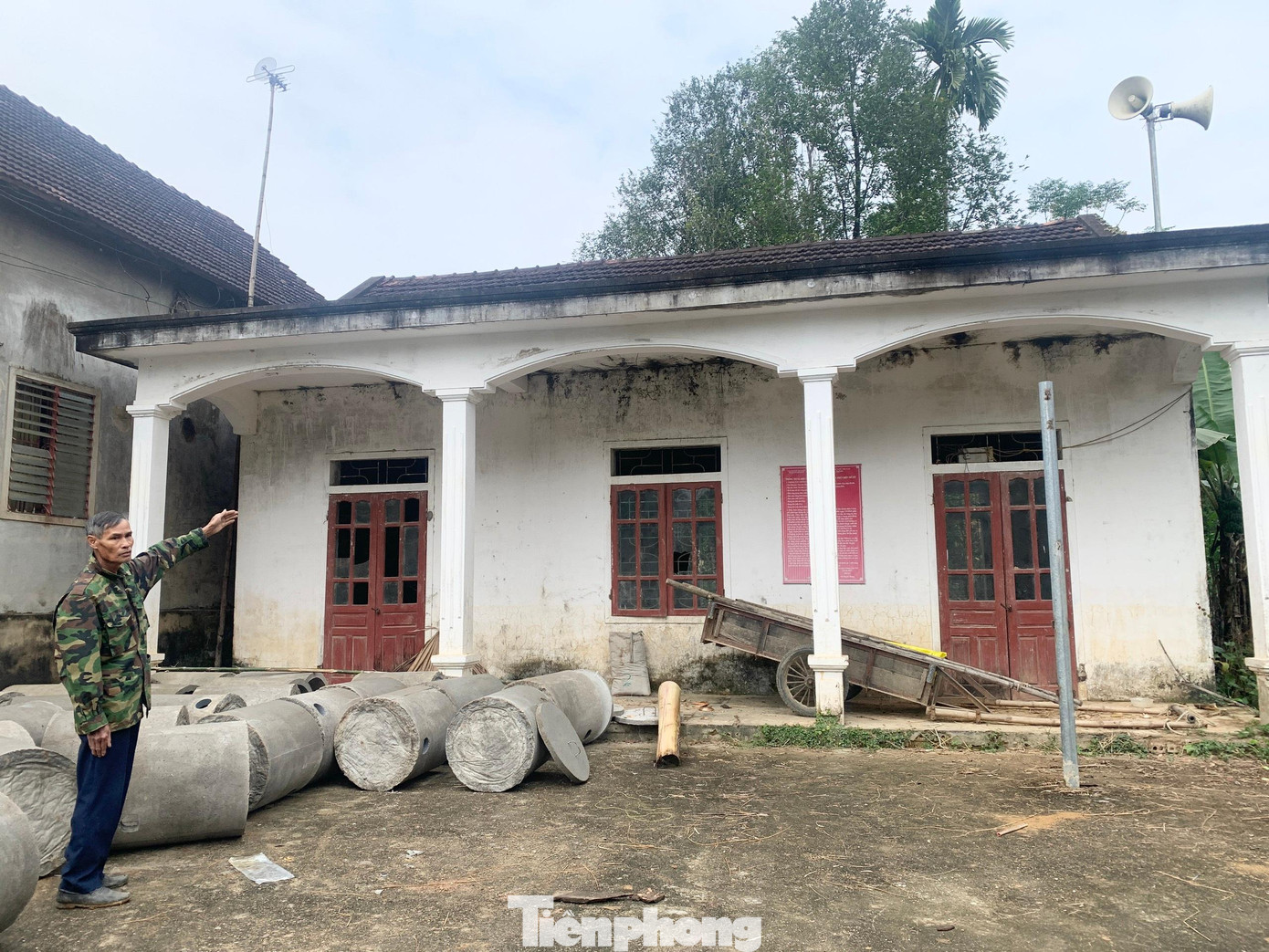 Khu vực hội quán thôn Hương Thượng (cũ) xây dựng trên diện tích đất vườn của hộ gia đình ông Nguyễn Quang Hảo. Khu vực hội quán thôn Hương Thượng (cũ) xây dựng trên diện tích đất vườn của hộ gia đình ông Nguyễn Quang Hảo.