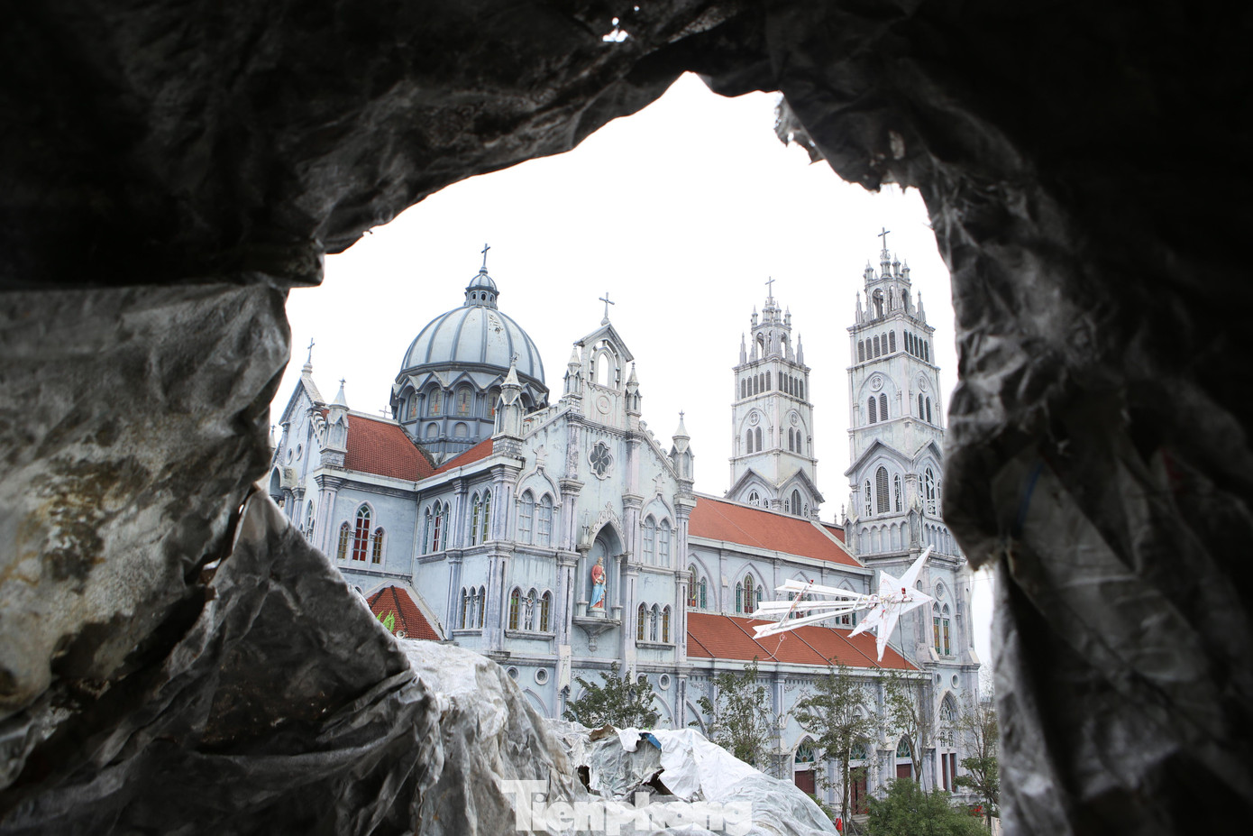 Việc dựng hang đá lớn được giáo dân giáo hạt Văn Hạnh thực hiện hàng chục năm qua.