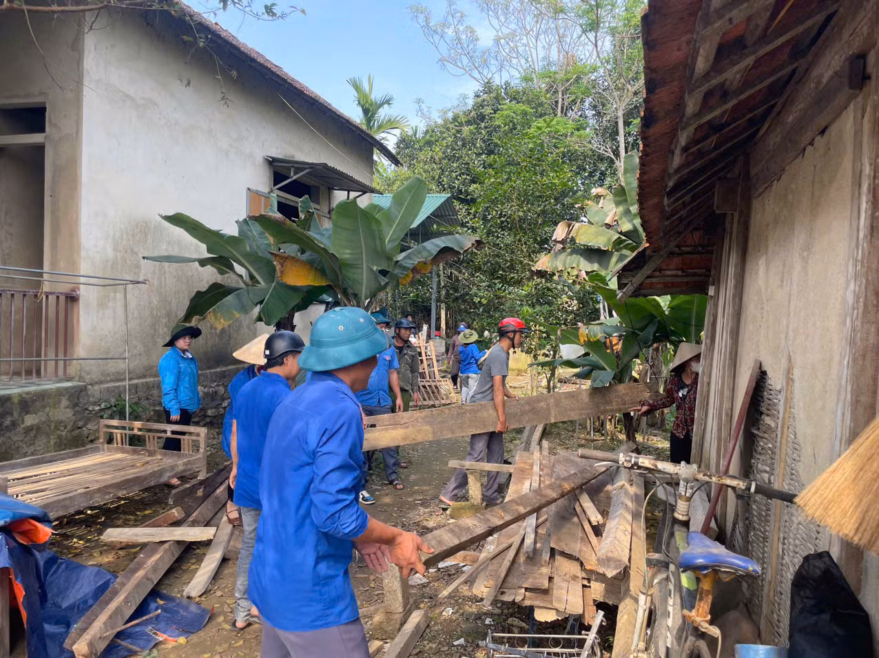 Được biết, thời gian qua, Ban Thường vụ Tỉnh Đoàn chỉ đạo các địa phương, đơn vị tổ chức, thành lập các đội hình thanh niên tình nguyện sẵn sàng hỗ trợ người dân xóa nhà tạm, nhà dột nát trên địa bàn với 150 đội hình thanh niên tình nguyện và hơn 3.000 đoàn viên thanh niên tham gia.