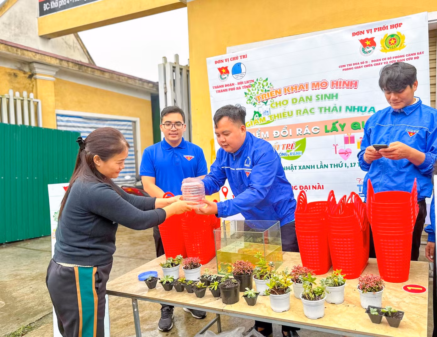 Từ những hành động nhỏ và cụ thể đã góp phần nâng cao nhận thức và ý thức của mọi người về bảo vệ môi trường, hạn chế tối đa việc sử dụng sản phẩm nhựa dùng 1 lần. Từ những hành động nhỏ và cụ thể đã góp phần nâng cao nhận thức và ý thức của mọi người về bảo vệ môi trường, hạn chế tối đa việc sử dụng sản phẩm nhựa dùng 1 lần.