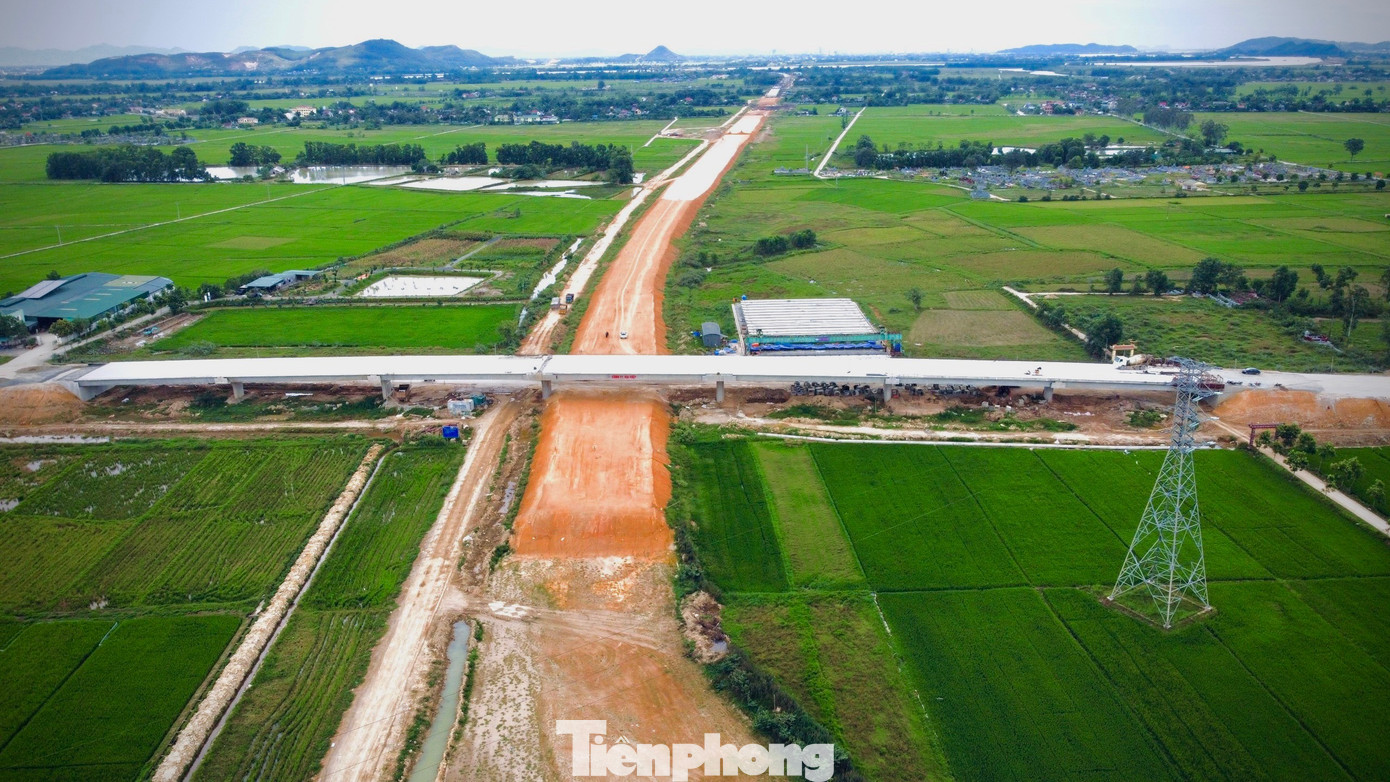 "Về giải phóng mặt bằng, cơ bản đã xong, chỉ còn một số vị trí đang vướng mắc như đường dây điện. Hiện nhà thầu đang phối hợp với các đơn vị tìm cách tháo gỡ. Từ khi khởi công đến nay nguyên vật liệu khan hiếm, không ổn định nên cũng gặp khó khăn", kỹ sư Bùi Quốc Hưng cho hay.