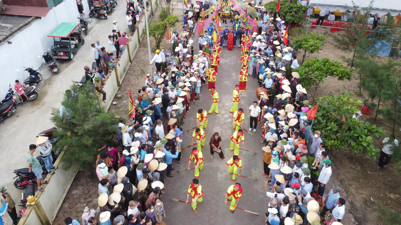 Đội múa chèo cạn có khoảng 10 thành viên, mỗi người mặc lễ phục màu vàng, đừng xếp hàng. Họ dùng cờ hiệu phất vừa hò, vừa làm động tác chèo cạn.