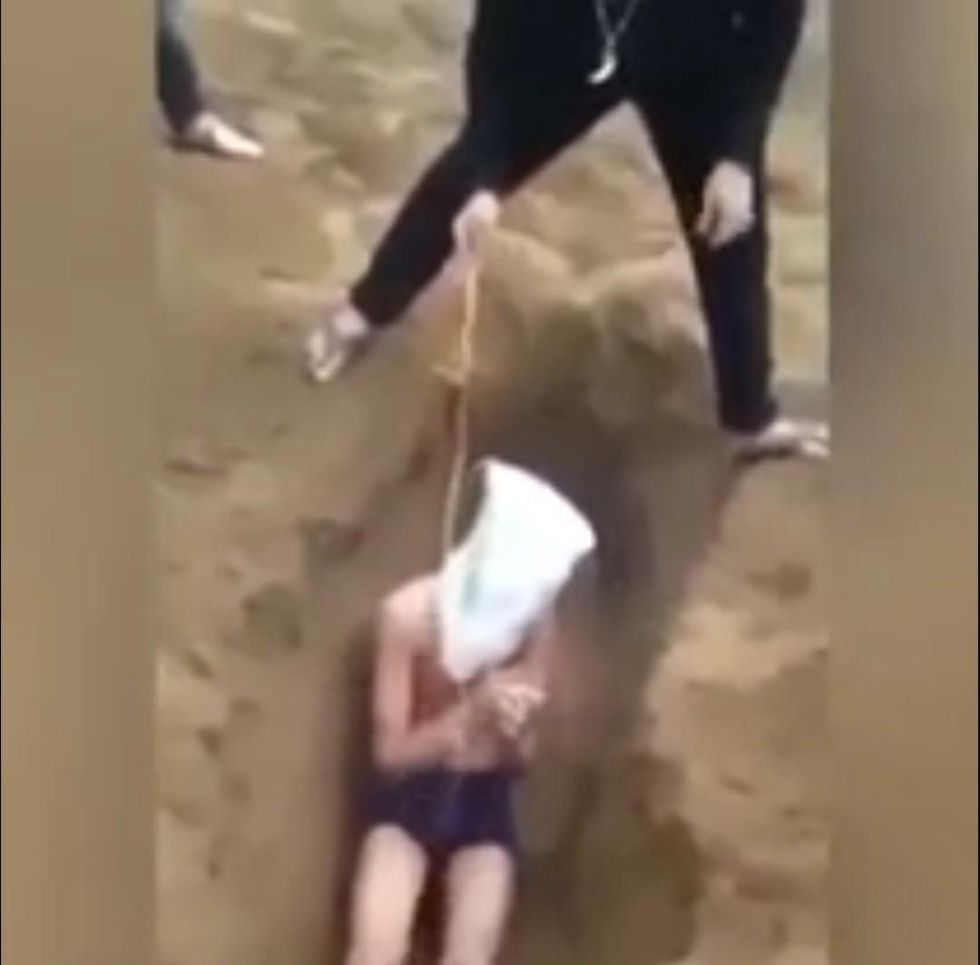 Nam thanh niên bị lột đồ, chôn sống. (ảnh từ clip).