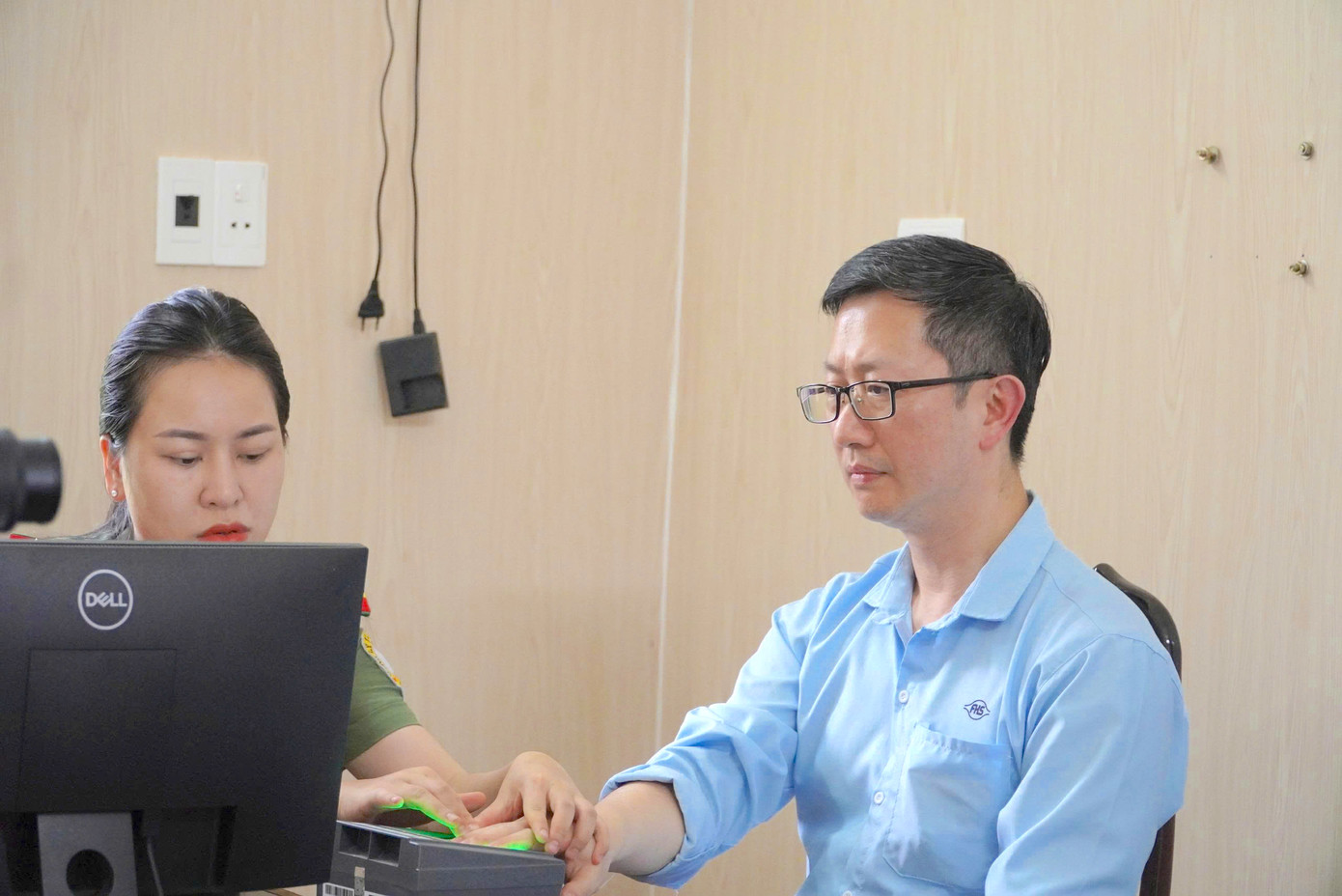 Các quy trình để cấp tài khoản định danh điện tử đều được chuẩn hóa và rút ngắn, từ việc tiếp nhận hồ sơ, kiểm tra giấy tờ, lấy dấu sinh trắc đến khi hoàn tất, chỉ mất khoảng 5 - 7 phút cho mỗi trường hợp.