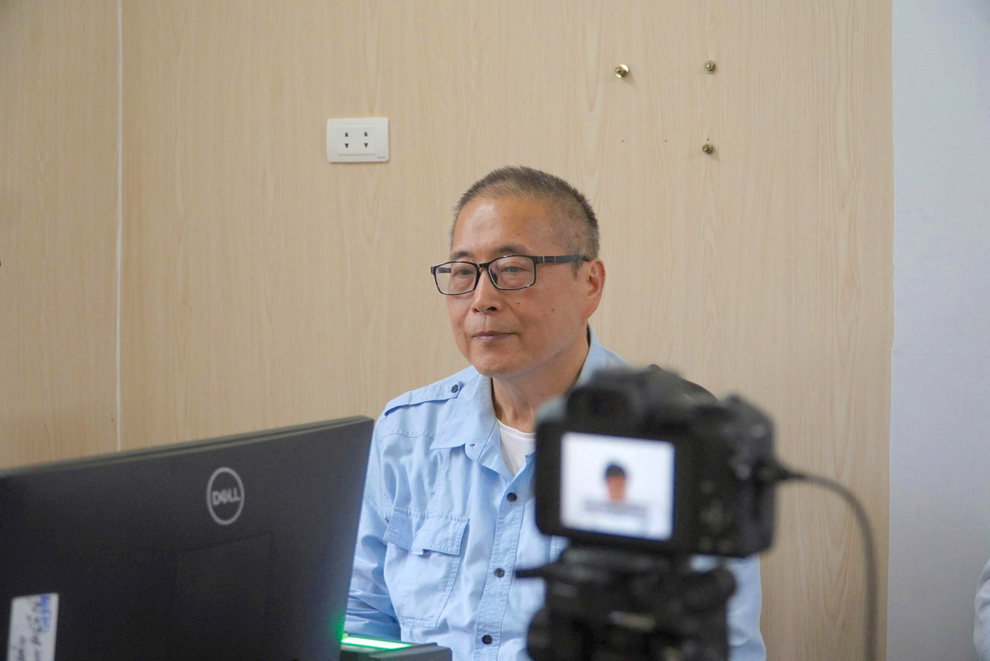 “Đơn vị bố trí khoảng 10-15 cán bộ để phụ trách lĩnh vực cấp định danh điện tử cho người nước ngoài với quyết tâm sẽ hoàn thành nhiệm vụ trong tháng 7 này. Vì không làm được lưu động nên người nước ngoài phải đến Phòng Quản lý xuất nhập cảnh để làm thủ tục, anh em cũng tổ chức tăng ca vào các ngày thứ 7 và chủ nhật với phương châm "làm hết việc chứ không hết giờ", Thượng tá Nguyễn Minh Triển cho biết.