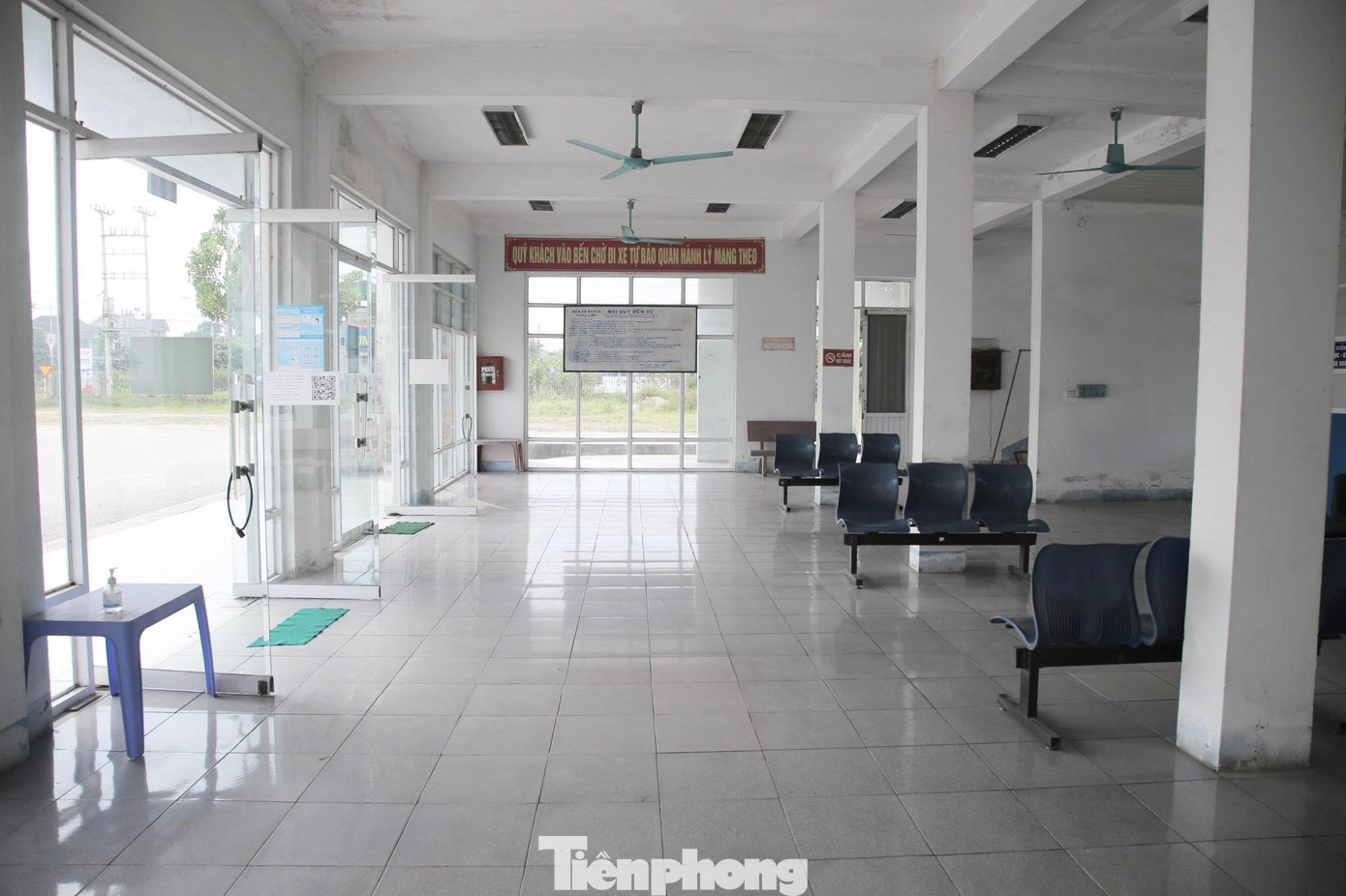 Một nữ nhân viên bến xe cho biết, tại đây có 3 người cắt cử nhau làm việc, túc trực tại đây nhưng chỉ đến để bảo vệ, dọn dẹp vệ sinh.