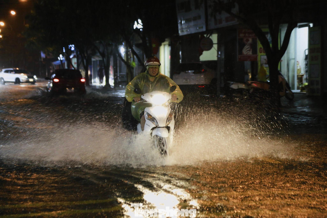 Phương tiện giao thông qua lại gặp nhiều khó khăn do đường ngập, mưa lớn. Phương tiện giao thông qua lại gặp nhiều khó khăn do đường ngập, mưa lớn.