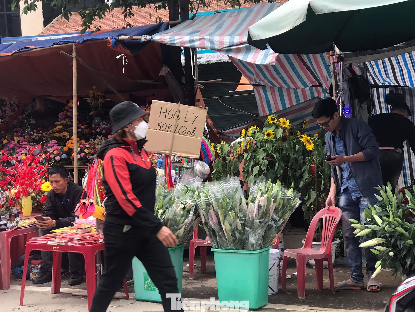 Lượng người mua giảm, không khí chợ Tết cũng không nhộn nhịp như các năm trước.