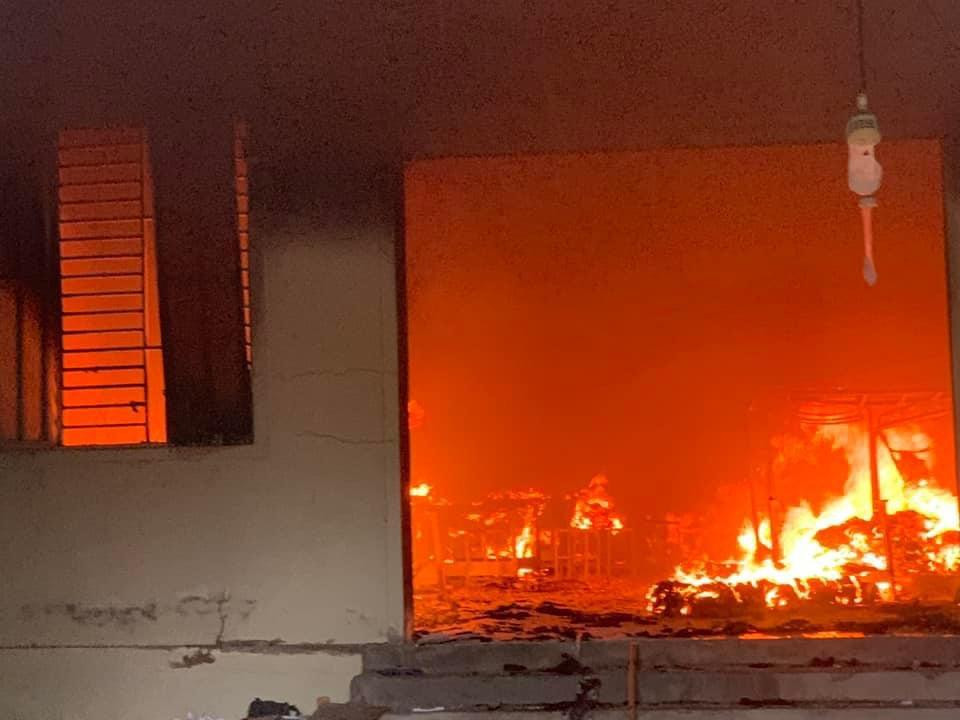 Ngọn lửa thiêu rụi nhiều tài sản trong xưởng.