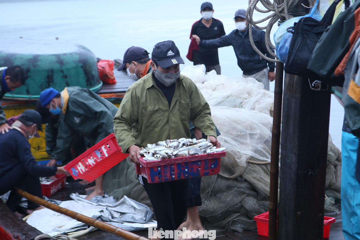 Thuyền của ngư dân Dũng ra khơi lúc 1h sáng đến 7h cùng ngày cập cảng. Trên thuyền có tới 5 người đi cùng. Sau nhiều giờ ra khơi, thuyền về được 2 tạ cá đù, bán được hơn 8 triệu đồng.