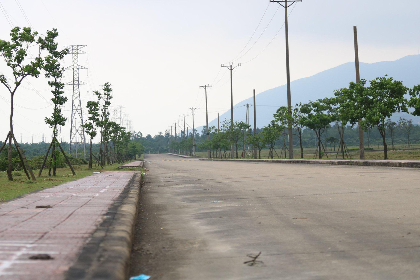 Ông Phạm Trần Đệ - Phó Trưởng Ban Quản lý Khu kinh tế tỉnh Hà Tĩnh cho biết, do khu kinh tế không phát triển như kỳ vọng nên các nhà đầu tư chưa mặn mà. Từ năm 2014 đến nay, tại Khu Kinh tế Vũng Áng xảy ra nhiều sự việc như sự cố môi trường biển, dịch bệnh COVID-19 làm ảnh hưởng lớn đến tốc độ phát triển cũng như môi trường đầu tư tại vùng kinh tế này. Ngoài ra, công tác giải phóng mặt bằng chậm, nhà đầu tư chưa thực sự quyết tâm, cũng là nguyên nhân khiến dự án chậm tiến độ kéo dài.