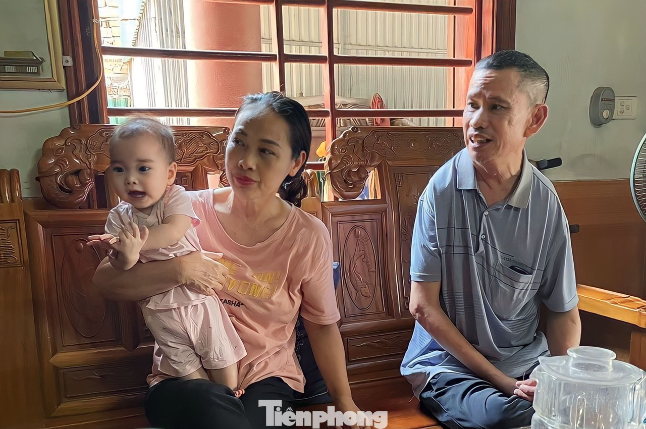 Ông Cung và bà Nguyệt vui vẻ con cháu. Ông Cung và bà Nguyệt vui vẻ con cháu.