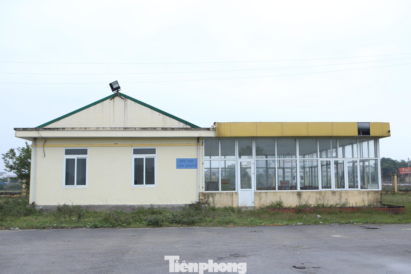 Theo ghi nhận, bãi đỗ, sân chờ, nhà điều hành và bán vé, tường rào… tại bến xe do nhiều năm không được sử dụng nên rất nhiều hạng mục hư hỏng, xuống cấp.