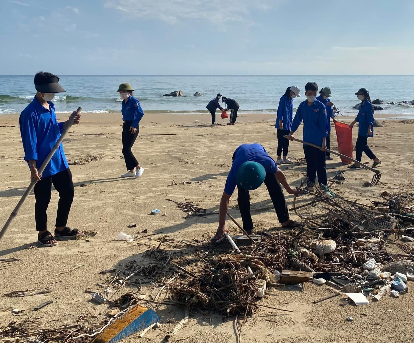Lực lượng đoàn viên thanh niên tham gia thu gom làm sạch bờ biển.