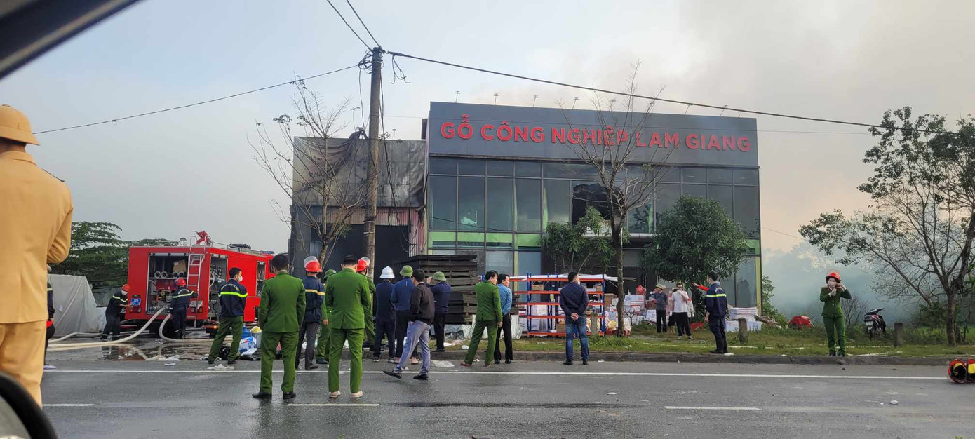 Đến 6h sáng cùng ngày, ngọn lửa cơ bản được khống chế, cảnh sát chữa cháy tiến hành bơm nước từ các hồ xung quanh để dập lửa.