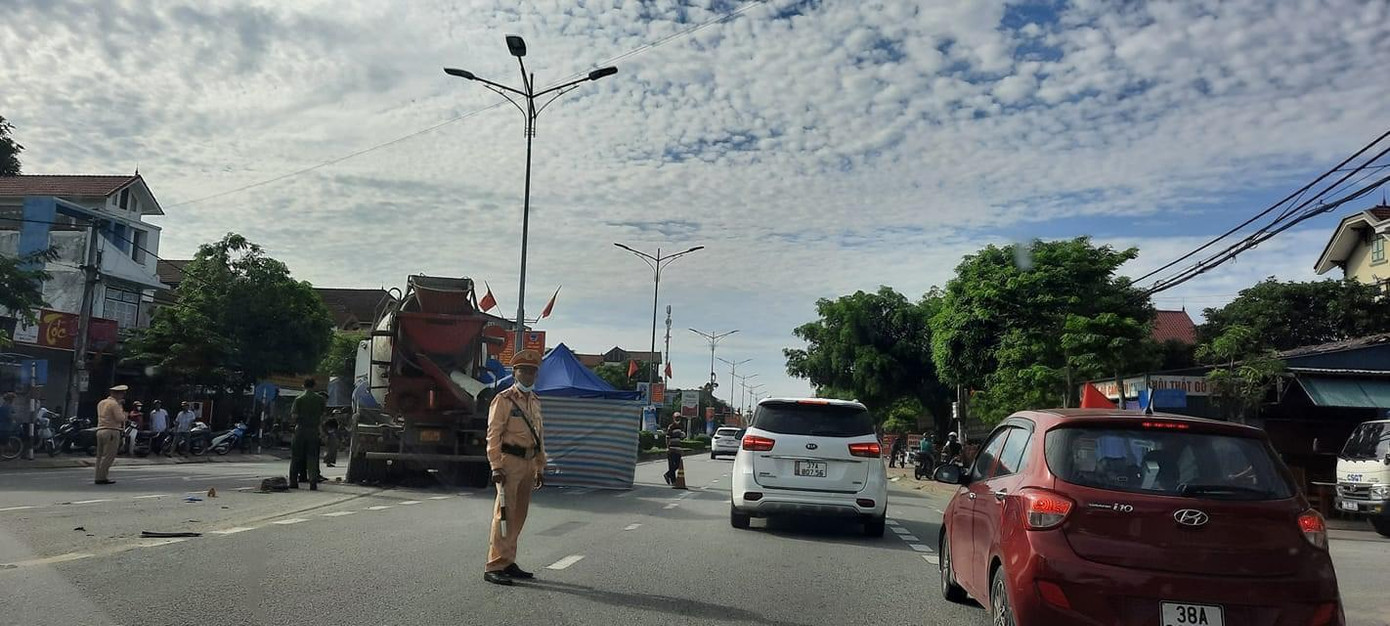 Công an có mặt tại hiện trường để phân luồng giao thông, điều tra làm rõ nguyên nhân vụ việc.