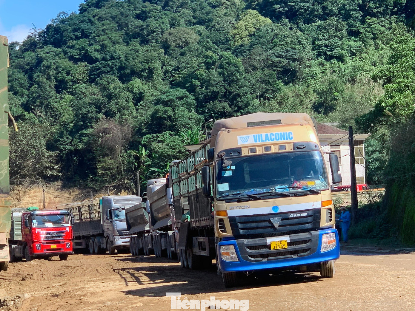 “Do tình hình dịch COVID-19 đang diễn biến phức tạp, Lào và Việt Nam đều kiểm soát chặt chẽ người và phương tiện thực hiện đổi tài, đổi xế nên việc di chuyển qua cửa khẩu cũng chậm hơn. Những ngày đầu năm trung bình mỗi ngày có khoảng 200 đến 300 xe lưu thông qua khu vực cửa khẩu. Tình trạng ùn ứ giao thông xảy ra lúc thi công đường từ tháng 7, tháng 8 đến nay. Có những ngày tới 3 chiếc xe bị lật khi đi qua tuyến đường đang sửa chữa”, đại diện chi cục Hải quan Cửa khẩu Cầu Treo cho hay.