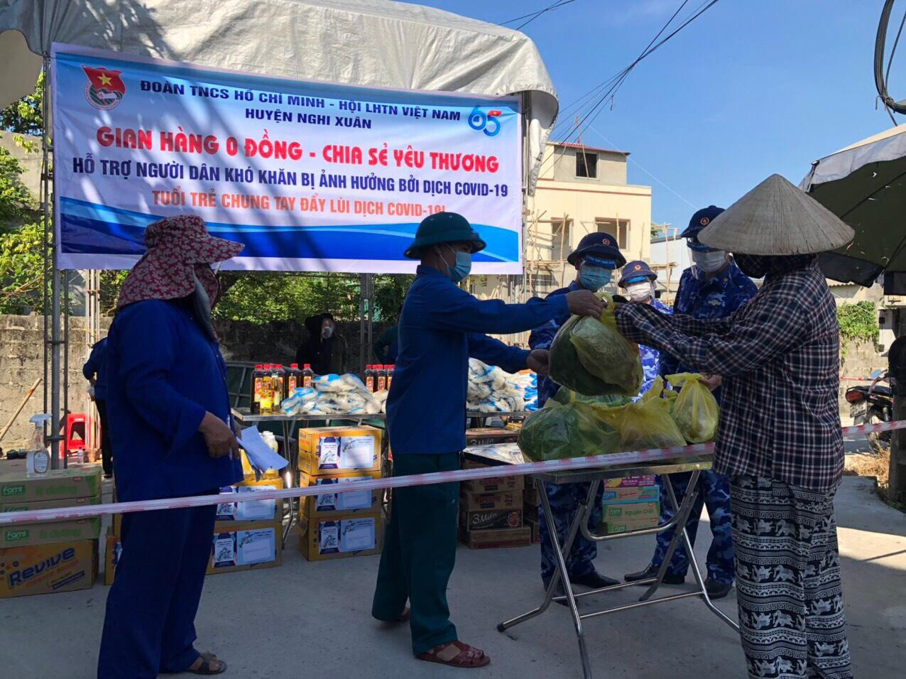 Cùng đồng hành, chia sẻ với bà con nhân dân có hoàn cảnh khó khăn do ảnh hưởng bởi dịch COVID-19, Huyện đoàn Nghi Xuân triển khai mô hình &quot;Gian hàng 0 đồng - chia sẻ yêu thương&quot; tại khu vực phong toả Thị trấn Xuân An.