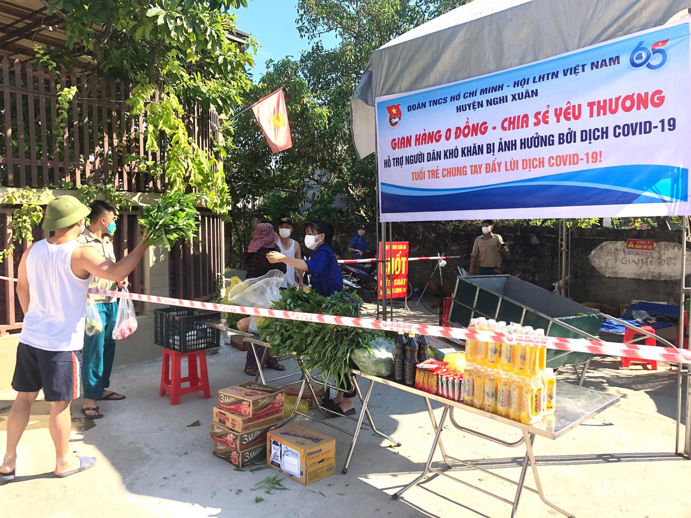 “Gian hàng 0 đồng” phục vụ người dân ở các khu vực bị phong tỏa, cách ly tại thị trấn Xuân An.