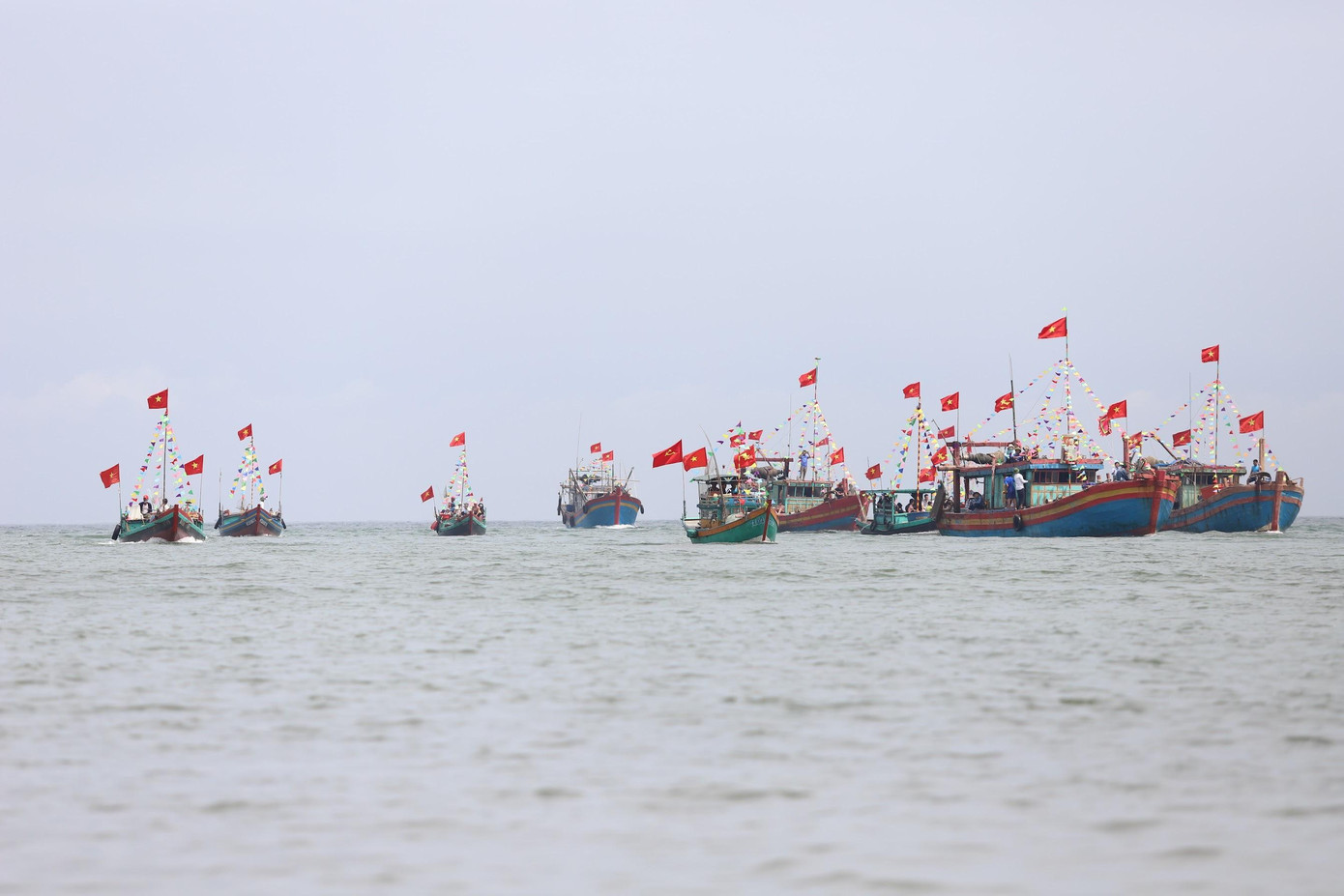 Những đội thuyền được trang trí đầy đủ màu sắc, xếp theo từng hàng để đón lễ vật của cá voi rồi diễu hành trên biển.