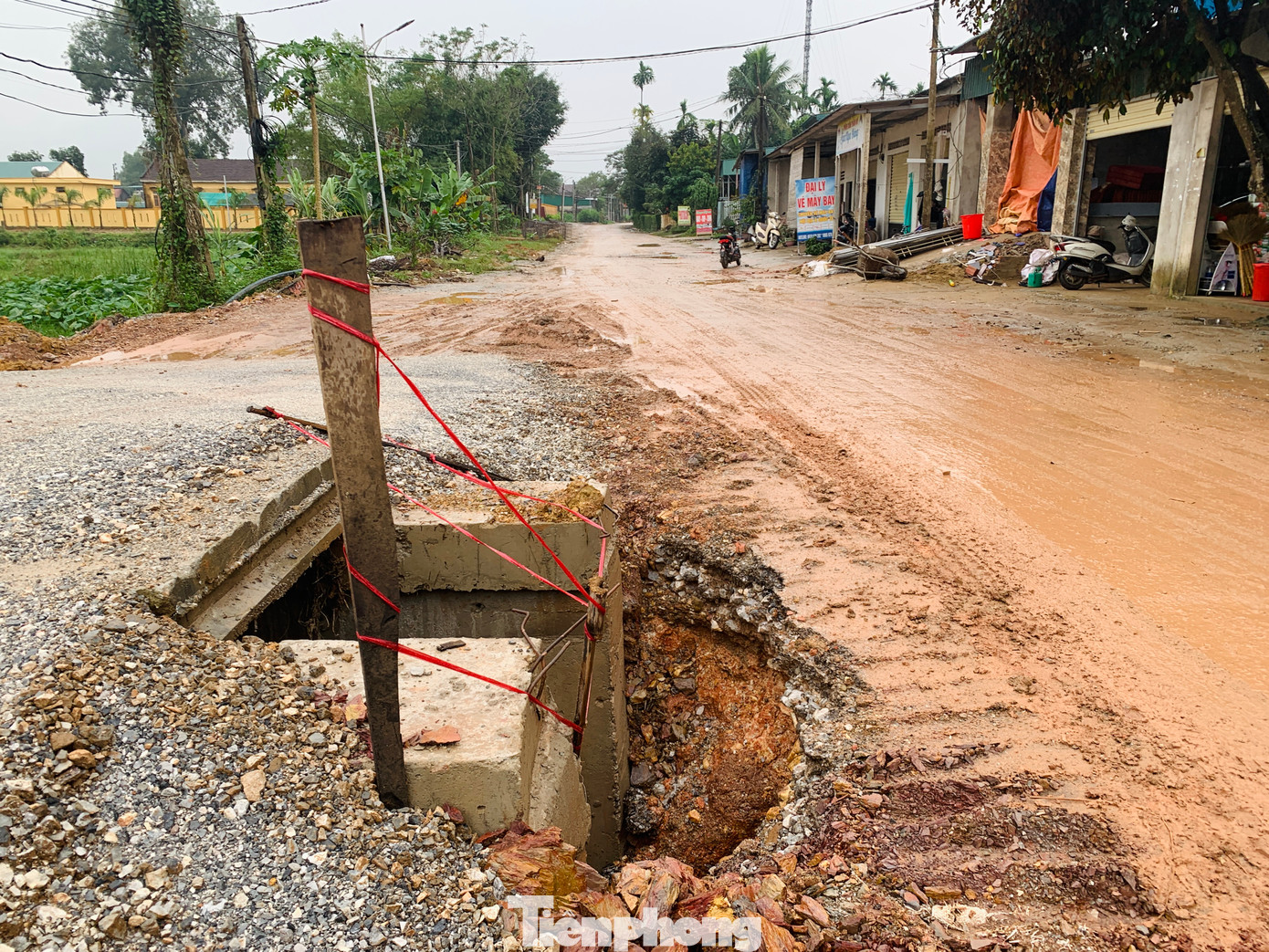 Tuyến đường đang thi công trở nên lầy lội, có những vị trí hố công trình như "bẫy" người đi đường. Tuyến đường đang thi công trở nên lầy lội, có những vị trí hố công trình như "bẫy" người đi đường.