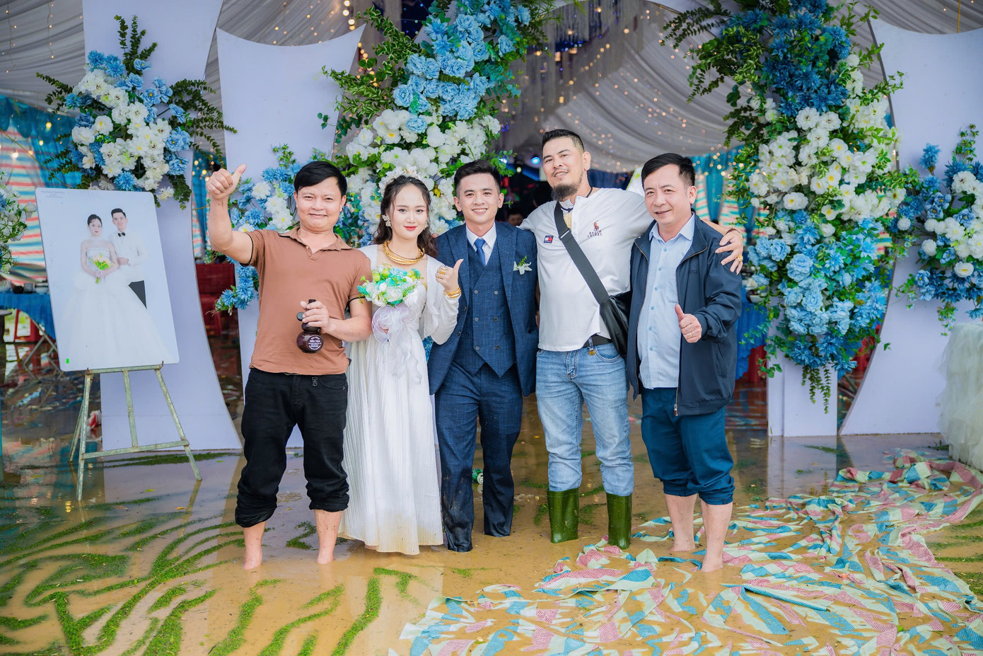 Những hình ảnh về đám cưới mùa lũ gây chú ý. Những hình ảnh về đám cưới mùa lũ gây chú ý.