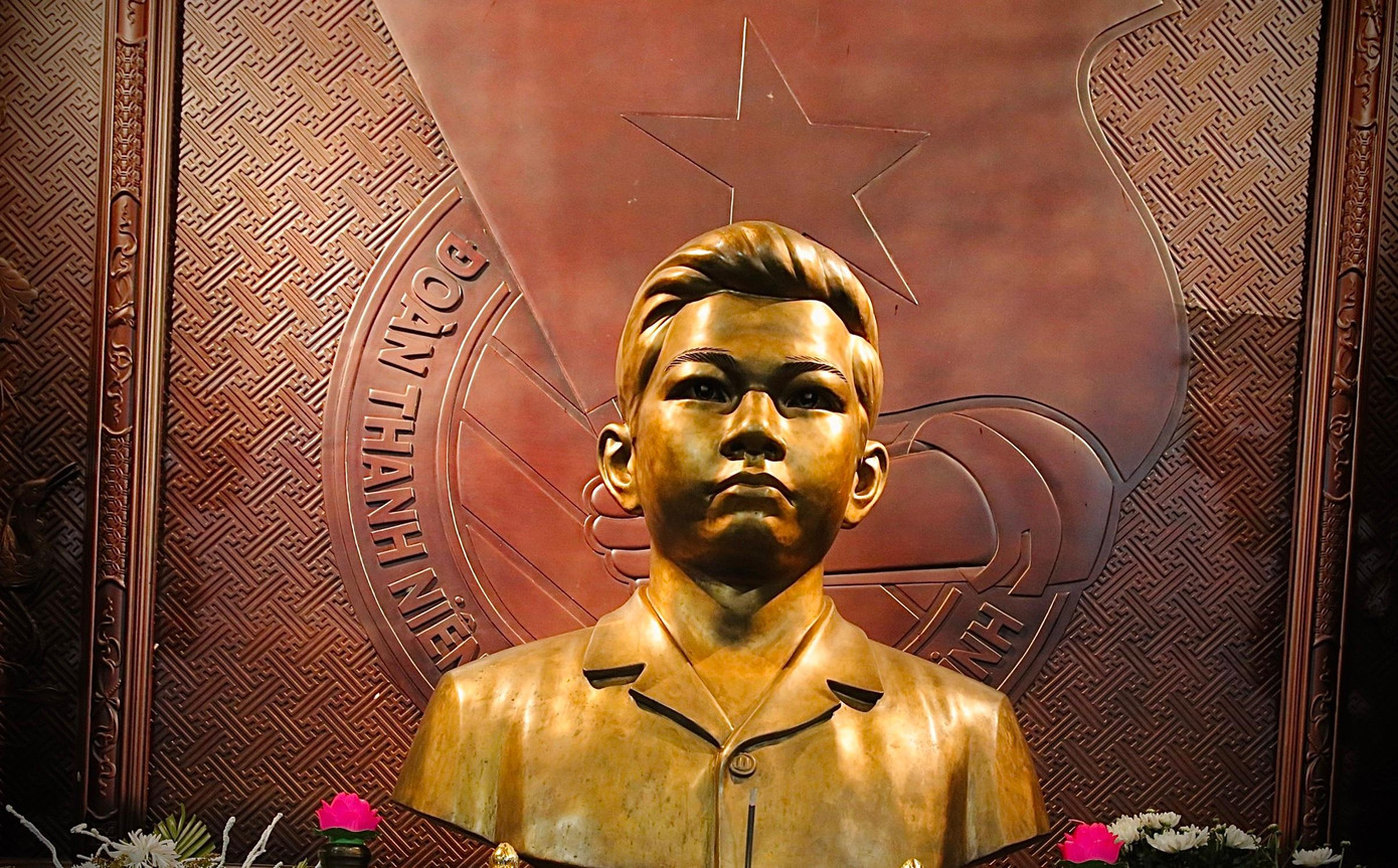 Lý Tự Trọng (sinh năm 1914, mất năm 1931), có tên thật là Lê Hữu Trọng, sinh ra trong một gia đình giàu truyền thống Cách mạng tại huyện Thạch Hà (Hà Tĩnh). Trước đó vì đói nghèo nên gia đình anh phiêu bạt sang Thái Lan sinh sống. Năm 1926, Lê Hữu Trọng là 1 trong 8 thiếu nhi Việt Kiều được chọn sang Quảng Châu (Trung Quốc) học tập nhằm chuẩn bị cho việc xây dựng Thanh niên Cộng sản Đoàn. Giữa năm 1929, Lý Tự Trọng được cử về Việt Nam, nhận nhiệm vụ liên lạc, vận động thanh niên để thành lập Đoàn thanh niên cộng sản tại Sài Gòn - Chợ Lớn. Từ tuổi thiếu niên, Lý Tự Trọng đã nêu cao khí tiết cách mạng, chịu đựng mọi cực hình tra tấn của kẻ thù quyết không khai báo nửa lời để bảo vệ cơ sở, bảo vệ đồng chí, đồng bào. Đặc biệt trước tòa án đế quốc thực dân, Lý Tự Trọng đã hiên ngang tuyên bố: “Con đường của thanh niên chỉ là con đường cách mạng, không thể có con đường nào khác….”. Sau nhiều năm tìm kiếm, di cốt của anh hùng Lý Tự Trọng đã được tìm thấy tại công viên Lê Thị Riêng (TP HCM). Đến năm 2011, Đảng bộ, chính quyền và nhân dân Hà Tĩnh cùng dòng tộc, đã đưa di cốt anh về an nghỉ tại quê nhà thuộc xã Việt Tiến.