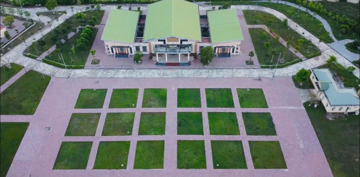 Khu tưởng niệm Lý Tự Trọng được xây dựng trên diện tích 4,39 ha, gồm các hạng mục chính như: Phần mộ, nhà thờ, tả vu, hữu vu, nhà văn hóa, nhà điều hành, quảng trường…