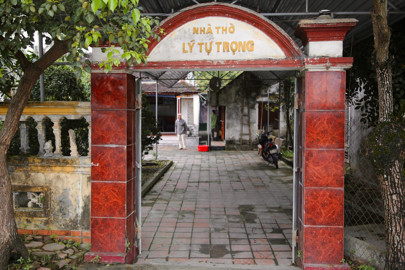 Đối diện Khu tưởng niệm là nhà thờ Lý Tự Trọng, nơi dòng họ thờ phụng anh cùng thân sinh.