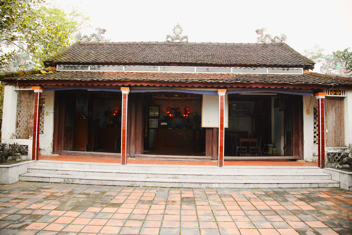 Nhà thờ Anh hùng Lý Tự Trọng được xây dựng vào năm 1995, hiện anh em, con cháu đang chăm sóc và trông coi.