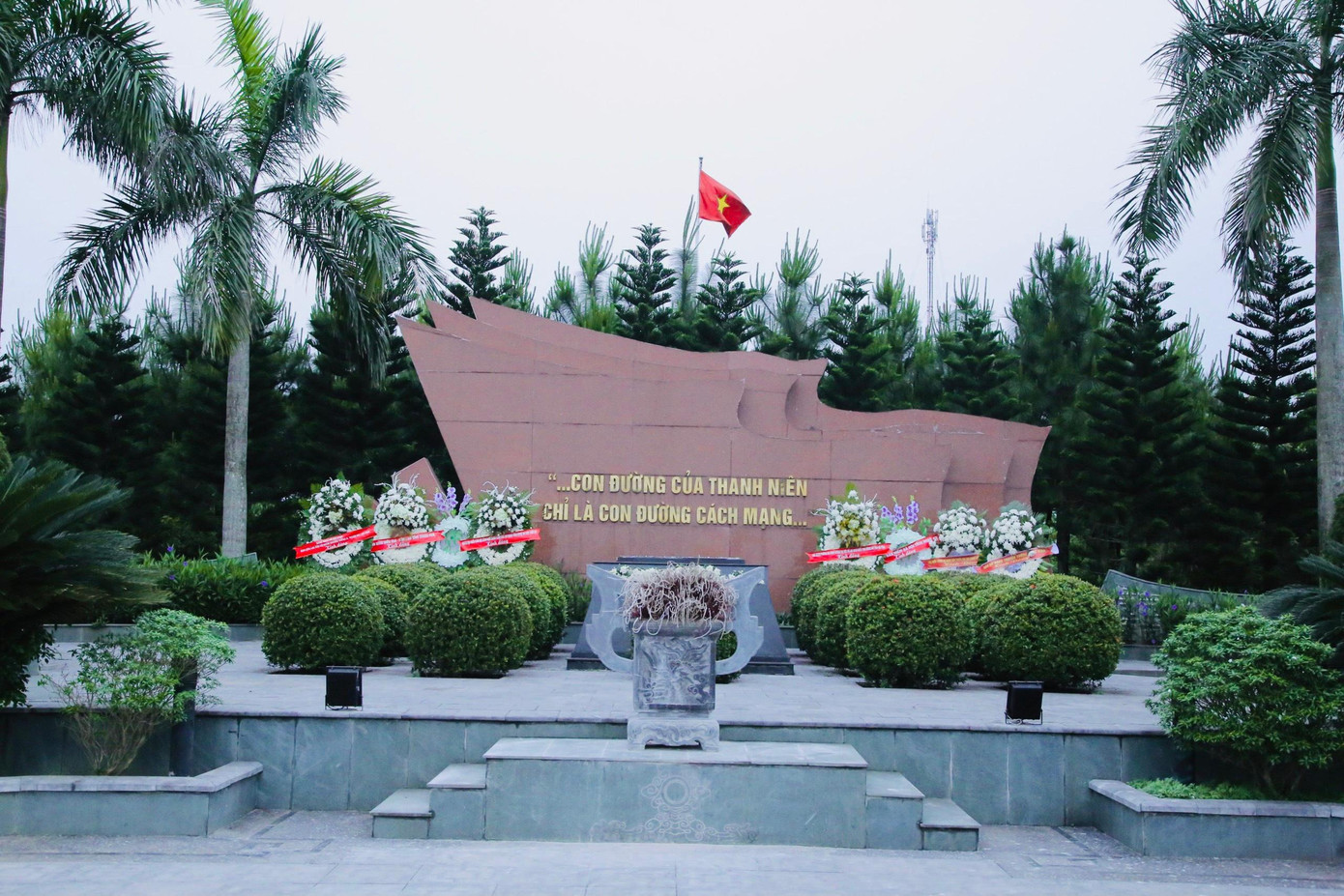 Công trình Khu tưởng niệm Anh hùng Lý Tự Trọng được xây năm 2011, hoàn thành vào năm 2014, nhân dịp kỷ niệm 100 năm ngày sinh của anh. Khu tưởng niệm Lý Tự Trọng được xây dựng trên diện tích 4,39 ha, gồm các hạng mục chính như: Phần mộ, nhà thờ, tả vu, hữu vu, nhà văn hóa, nhà điều hành, quảng trường…