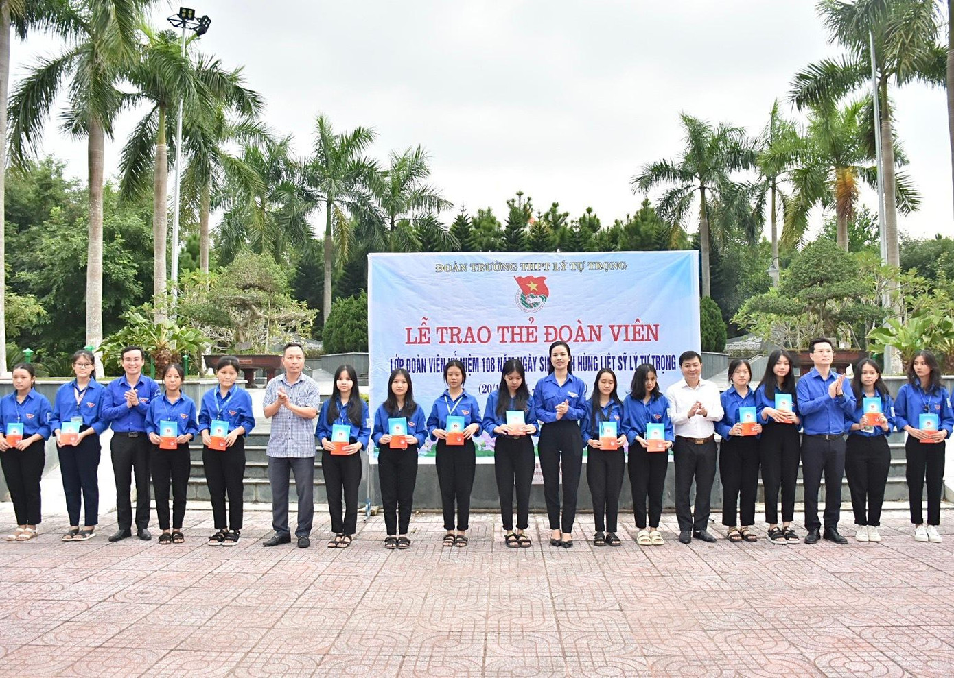 Đại diện Ban thường vụ Tỉnh Đoàn và chính quyền địa phương đã trao sổ và thẻ đoàn viên cho 108 đoàn viên. Đại diện Ban thường vụ Tỉnh Đoàn và chính quyền địa phương đã trao sổ và thẻ đoàn viên cho 108 đoàn viên.