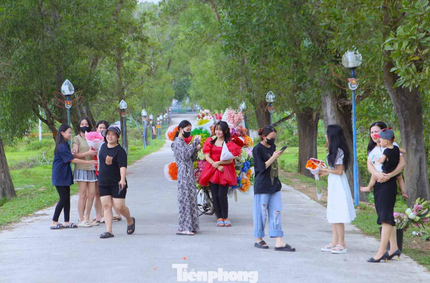 Lan Anh đặt xe chở hoa tại con đường nhiều cây xanh để nhằm tái hiện không gian phố Phan Đình Phùng ở Hà Nội. Con đường này cũng dẫn vào trường THPT Lê Hữu Trác (xã Sơn Châu, huyện Hương Sơn) nên số lượng các bạn trẻ đến chụp rất đông, có những thời điểm phải chờ lượt.