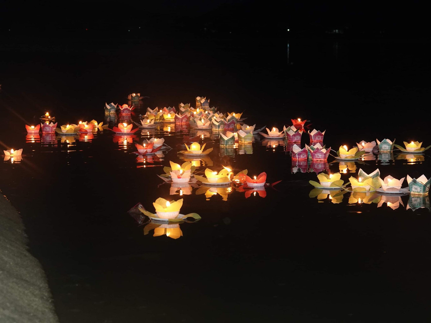 "34 năm trôi qua, dịp này chúng tôi đều sắp xếp để cùng những thân nhân liệt sĩ khác tổ chức gặp mặt, cùng nhau thả đèn để tưởng nhớ đến người em, người chiến sĩ đã nằm lại nơi biển khơi”, người thân liệt sĩ Đào Kim Cương chia sẻ. "34 năm trôi qua, dịp này chúng tôi đều sắp xếp để cùng những thân nhân liệt sĩ khác tổ chức gặp mặt, cùng nhau thả đèn để tưởng nhớ đến người em, người chiến sĩ đã nằm lại nơi biển khơi”, người thân liệt sĩ Đào Kim Cương chia sẻ.