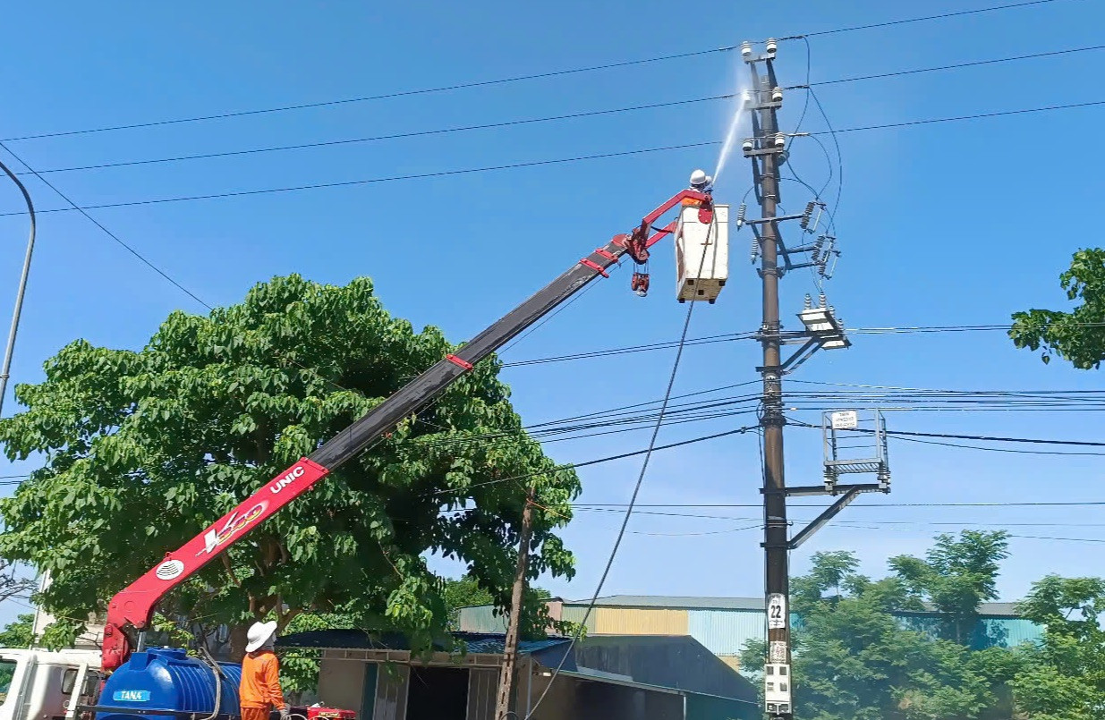 Nhân viên Công ty Điện lực Hà Tĩnh kiểm tra hệ thống lưới điện tại các khu vực thi, đặc biệt là các trạm biến áp và đường dây trung, hạ thế