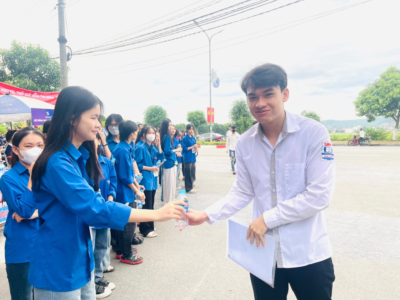 Tại các điểm thi lực lượng thanh niên có mặt để hỗ trợ nước uống cho các thí sinh.