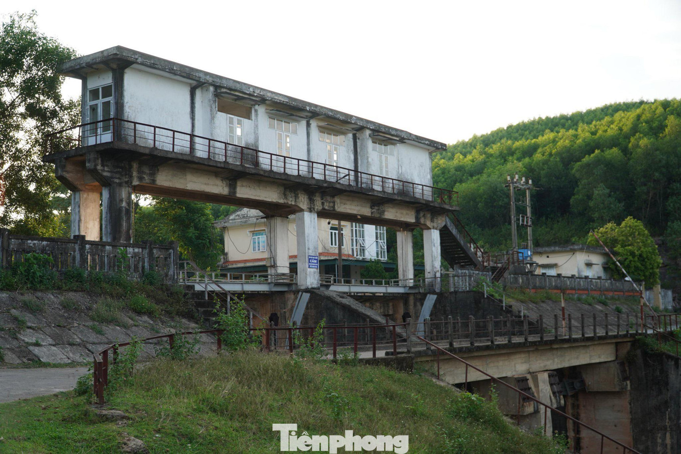 “Hiện nay chúng tôi đã có báo cáo bằng văn bản đề nghị UBND tỉnh, sở ngành liên quan xem xét, có giải pháp điều chỉnh, bổ sung các hạng mục xuống cấp, hư hỏng tại hồ để đảm bảo an toàn hồ đập mùa mưa lũ”, đại diện Công ty TNHH MTV Thủy lợi Nam Hà Tĩnh cho hay.