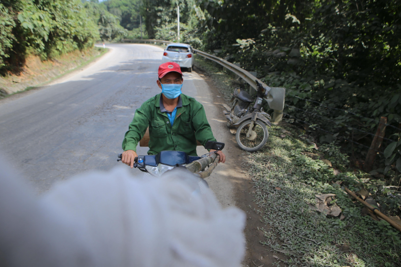 “Nếu ong sứ thấy phù hợp để trú ngụ thì sẽ đi gọi đàn kéo về ở trong tổ mồi đã làm sẵn. Sau khi đàn ong vào hết trong tổ, chúng tôi đưa tổ này về nhà và nuôi lấy mật. Thực ra đi săn ong này rất khó, không phải ngày nào cũng được. Có những lúc đưa về nhà nuôi được vài tháng thì nó kéo nhau đi hết”, anh Trần Đình Ái nói.