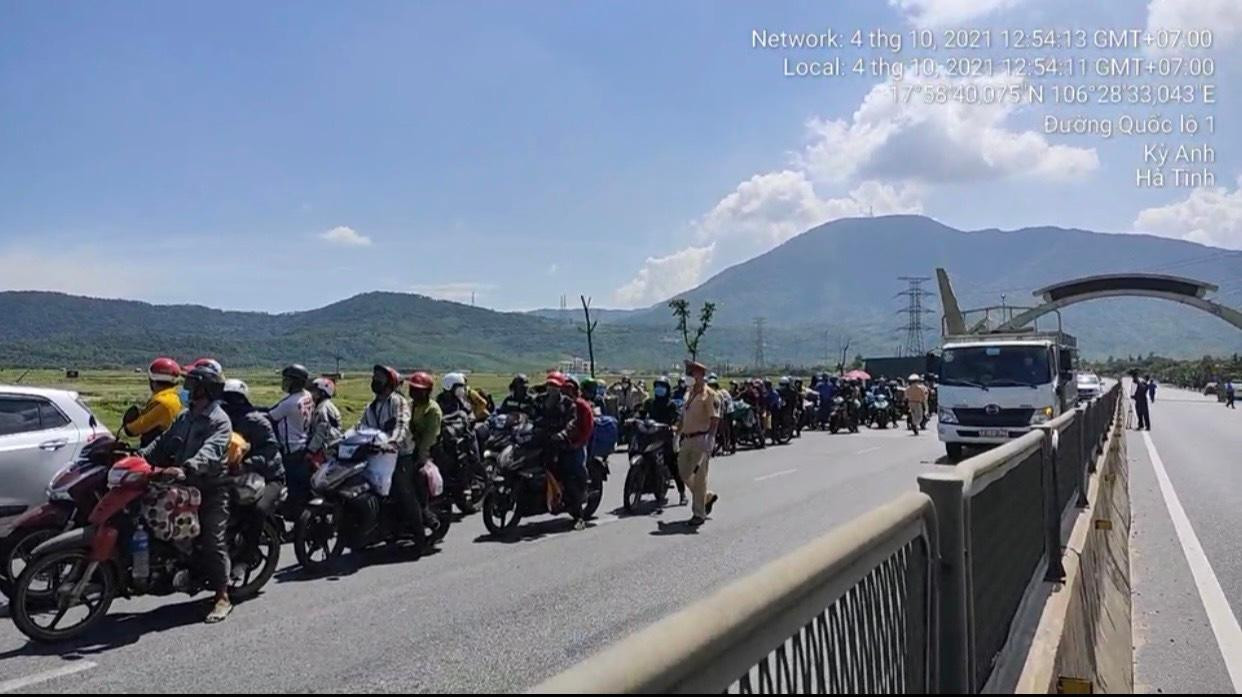 Khoảng 13h30 chiều 4/10, Cảnh sát giao thông (CSGT) Hà Tĩnh cho biết, đơn vị vừa phối hợp với lực lượng chức năng phân luồng, dẫn đường cho hơn 600 người di chuyển bằng xe máy về từ các tỉnh phía Nam qua chốt kiểm soát dịch đóng trên QL 1A đoạn qua địa phận xã Kỳ Nam, thị xã Kỳ Anh.