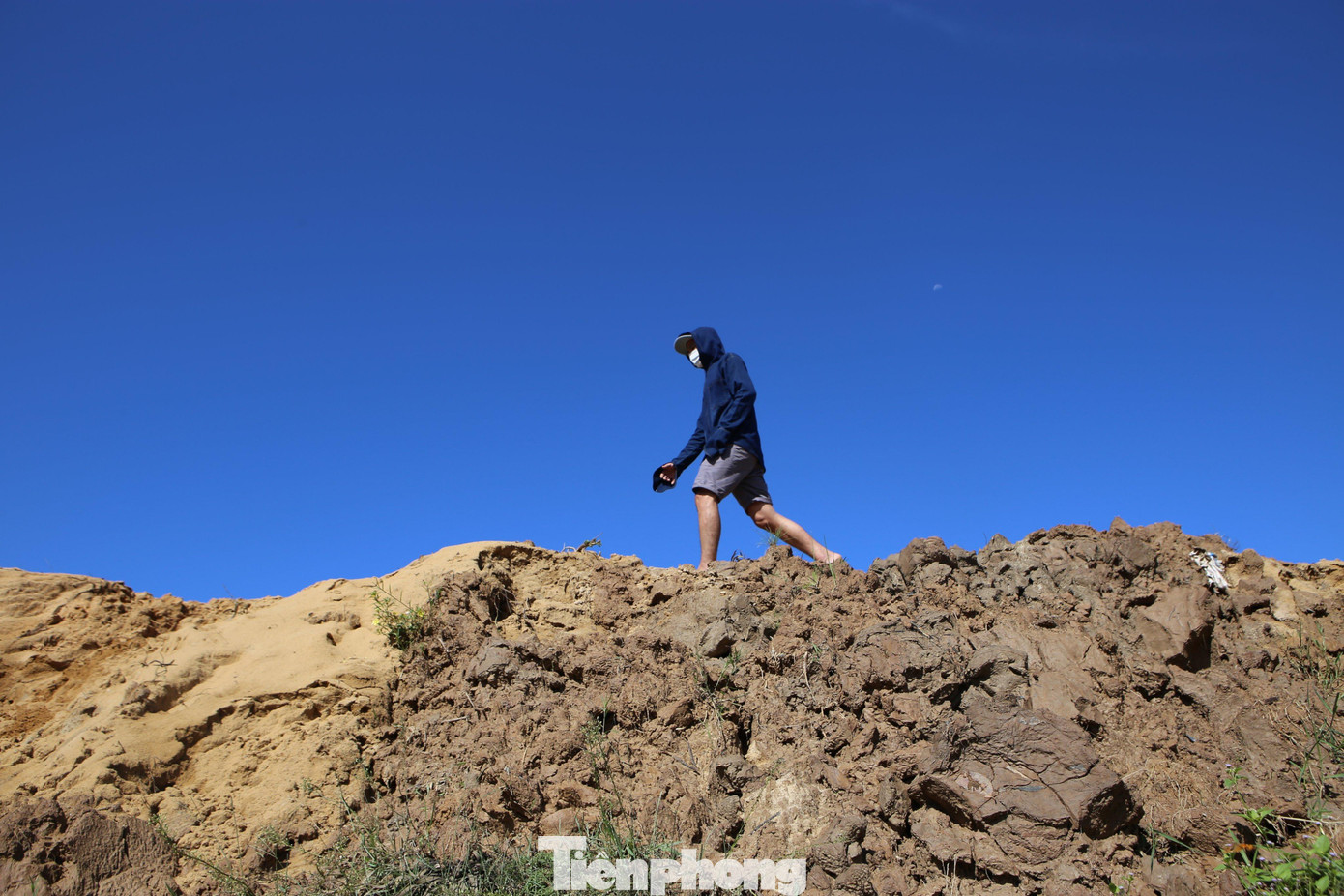 Bờ bao quanh bãi thải được đắp bằng đất bùn và cát, cao chừng 7m, dài 5km từ thôn Nam Hải, nơi giáp ranh với xã Đỉnh Bàn đến đáy mỏ sắt Thạch Khê. Người dân phản ánh, khoảng 5 năm gần đây bờ bao bãi chứa chất thải xảy ra tình trạng sạt lở, bùn thải tràn vào nhà dân.