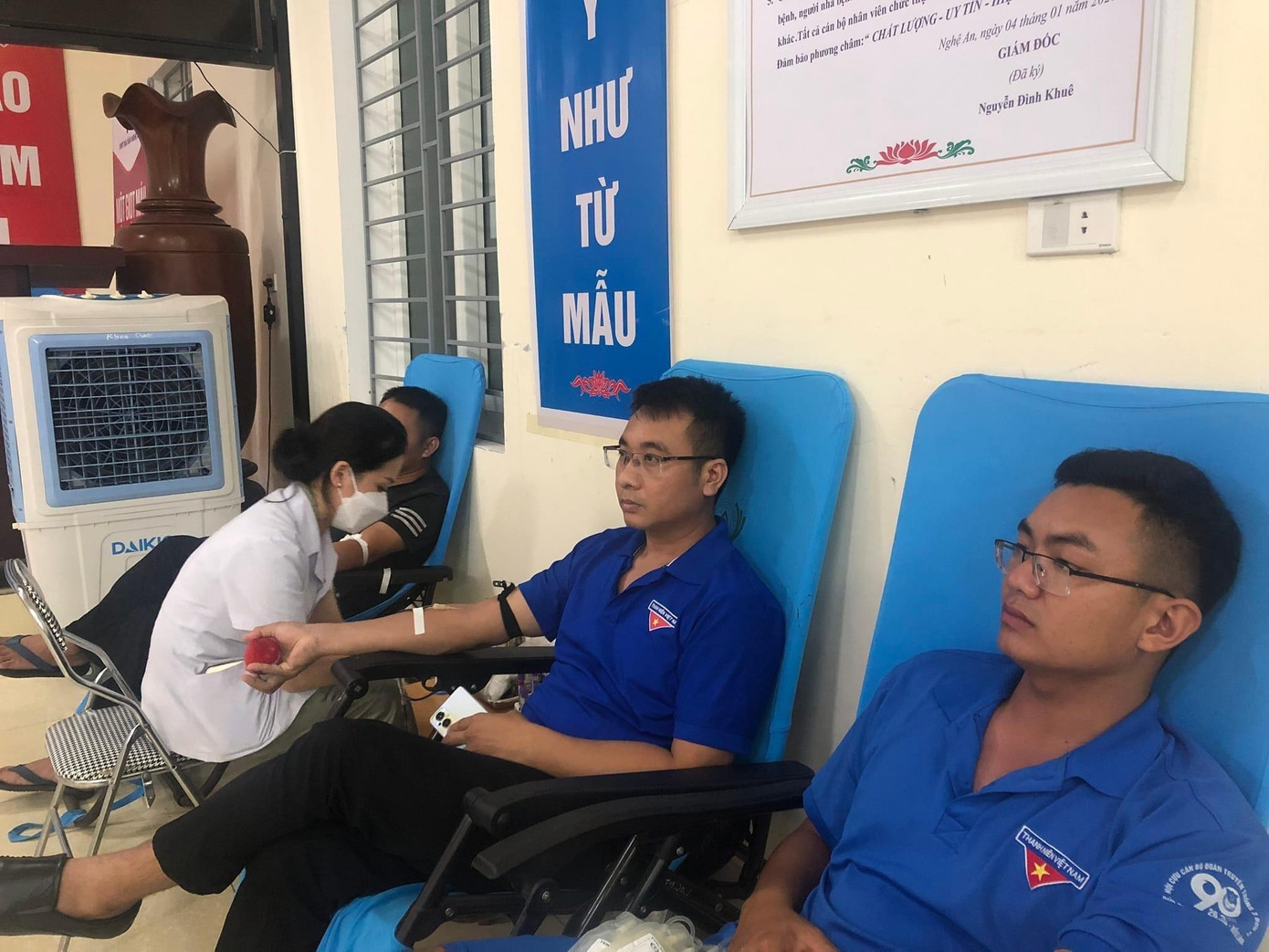 Cả 3 cán bộ Đoàn đã nhiều lần tham gia hiến máu trực tiếp và tại các ngày hội hiến máu tình nguyện. Cả 3 cán bộ Đoàn đã nhiều lần tham gia hiến máu trực tiếp và tại các ngày hội hiến máu tình nguyện.