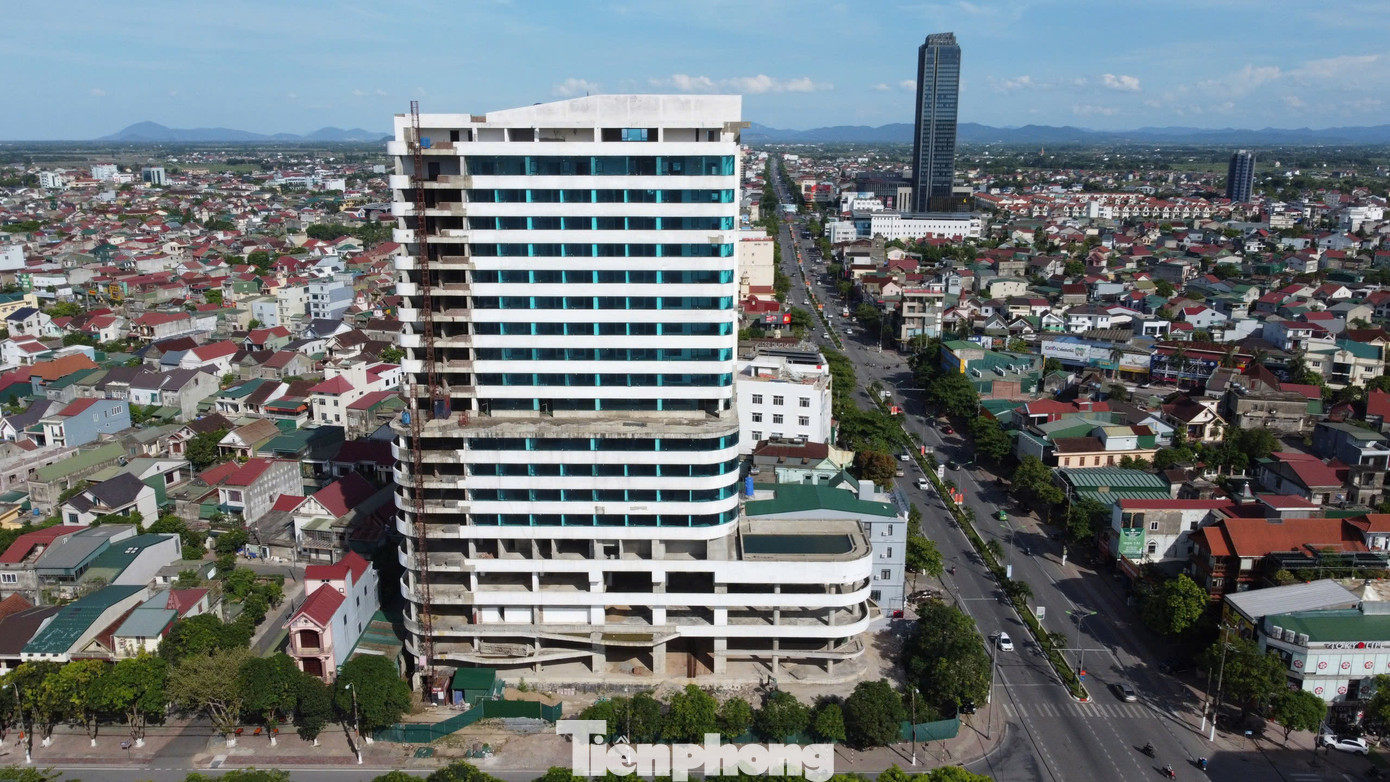 Tháng 8/2017, tỉnh Hà Tĩnh chấp thuận chủ trương cho Công ty CP Tập đoàn Hoành Sơn đầu tư dự án xây dựng văn phòng làm việc, trung tâm thương mại, nhà hàng, khách sạn, dịch vụ với tổng mức đầu tư 220 tỷ đồng. Dự án được xây dựng tại khu "đất vàng" thành phố Hà Tĩnh, nằm ở ngã tư giao giữa đường Trần Phú và đường Nguyễn Du.