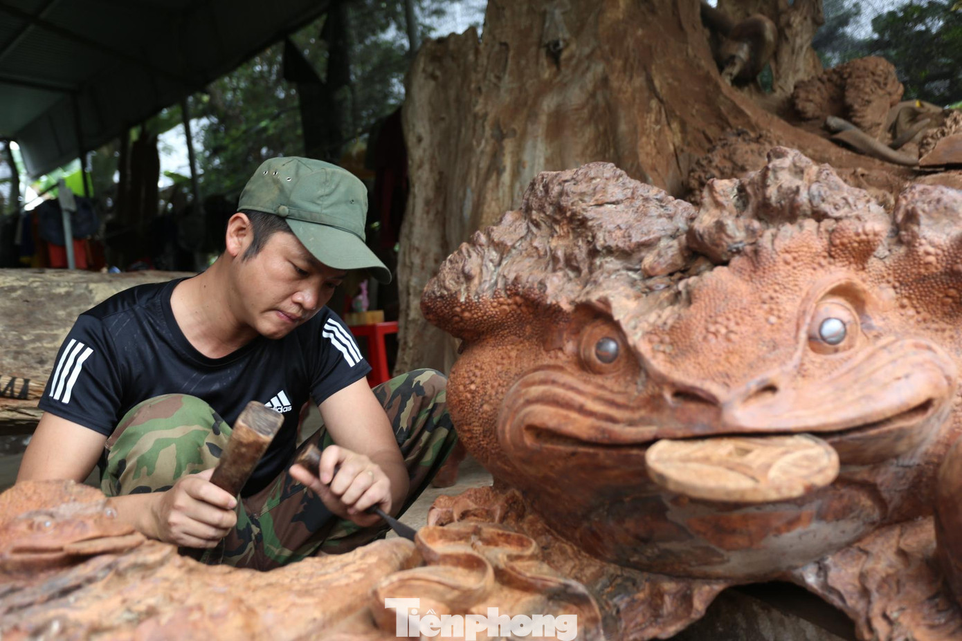 Anh Nguyễn Tuấn Anh (trú xã Sơn Ninh, huyện Hương Sơn, tỉnh Hà Tĩnh) đang dần tạo cho mình chỗ đứng trên thị trường bằng những sản phẩm gỗ nghệ thuật độc đáo, ấn tượng. Anh Nguyễn Tuấn Anh (trú xã Sơn Ninh, huyện Hương Sơn, tỉnh Hà Tĩnh) đang dần tạo cho mình chỗ đứng trên thị trường bằng những sản phẩm gỗ nghệ thuật độc đáo, ấn tượng.