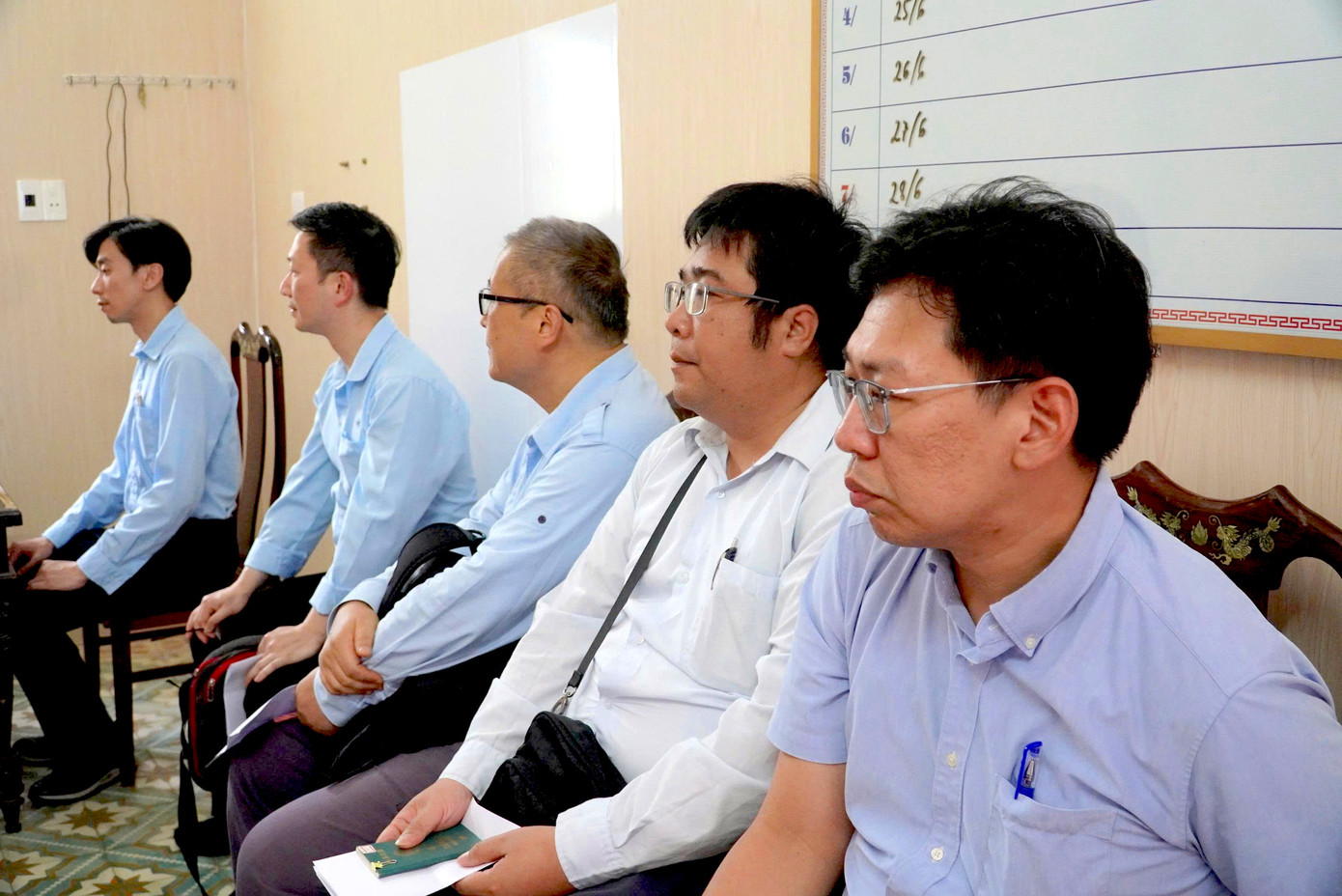 Ngay khi bắt đầu bước vào đợt cao điểm, mỗi ngày, Phòng Quản lý xuất nhập cảnh (Công an tỉnh Hà Tĩnh) hỗ trợ và xử lý cho từ 15-20 người nước ngoài đến làm định danh điện tử mức 2.