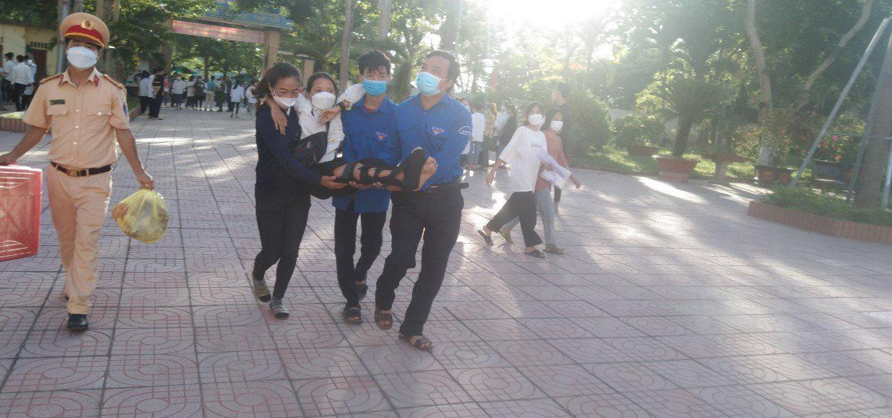 Tại điểm thi trường THPT Hương Khê (thị trấn Hương Khê), có thí sinh Đinh Hải Yến (Lớp 9B, Trường THCS Hương Lâm, huyện Hương Khê) không may bị tai nạn gãy chân, khiến em không thể đi lại. Vì điểm trường thi cách nhà chừng 10km, nên lực lượng Công an, Huyện Đoàn đã cắt cử một số tình nguyện viên dùng phương tiện đến tận nhà để hỗ trợ, đưa Yến đến điểm thi. Tại điểm thi trường THPT Hương Khê (thị trấn Hương Khê), có thí sinh Đinh Hải Yến (Lớp 9B, Trường THCS Hương Lâm, huyện Hương Khê) không may bị tai nạn gãy chân, khiến em không thể đi lại. Vì điểm trường thi cách nhà chừng 10km, nên lực lượng Công an, Huyện Đoàn đã cắt cử một số tình nguyện viên dùng phương tiện đến tận nhà để hỗ trợ, đưa Yến đến điểm thi.