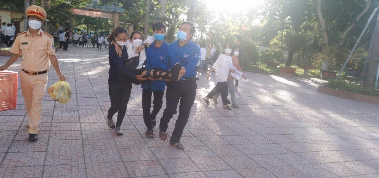 Tại điểm thi trường THPT Hương Khê (thị trấn Hương Khê), có thí sinh Đinh Hải Yến (Lớp 9B, Trường THCS Hương Lâm, huyện Hương Khê) không may bị tai nạn gãy chân, khiến em không thể đi lại. Vì điểm trường thi cách nhà chừng 10km, nên lực lượng Công an, Huyện Đoàn đã cắt cử một số tình nguyện viên dùng phương tiện đến tận nhà để hỗ trợ, đưa Yến đến điểm thi.